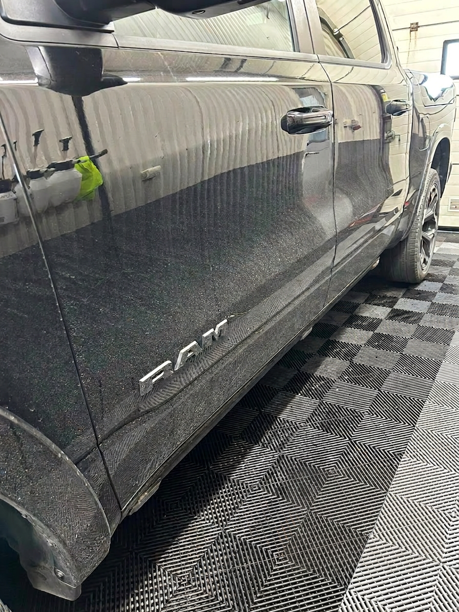 Utvändig tvätt & polering – Dodge RAM 1500 – före